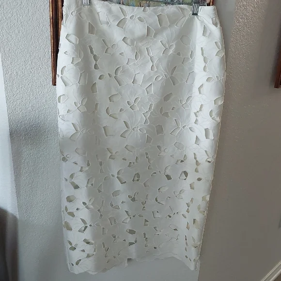 Elegant White Lace Midi Skirt - Picture 9 of 11